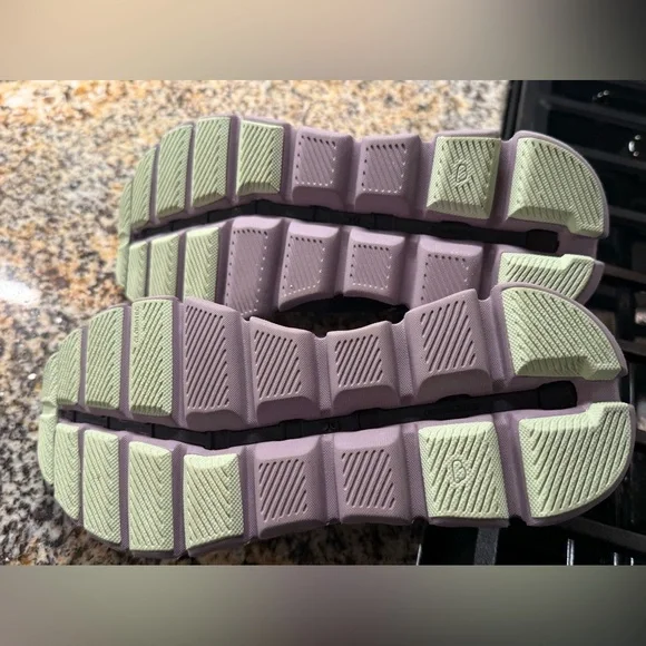 On Cloud Running Women’s Size 6 - Picture 5 of 6